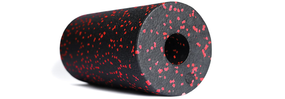 Foam Rolling kann die Mobilität erhöhen, indem Druck auf bestimmte Gewebebereiche ausgeübt wird.