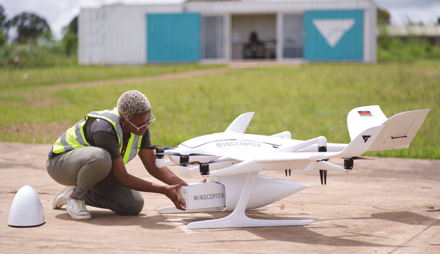 Wingcopter-Drohne wird für ein humanitäres Projekt in Malawi mit Gütern beladen.