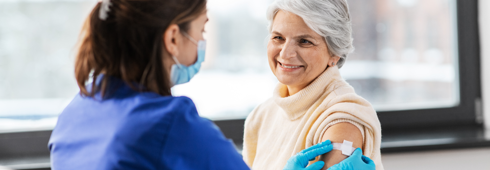 Aufgrund des altersbedingt schwächeren Immunsystems ist die jährliche Hochdosis-Influenza-Impfung für ältere Menschen besonders wichtig.