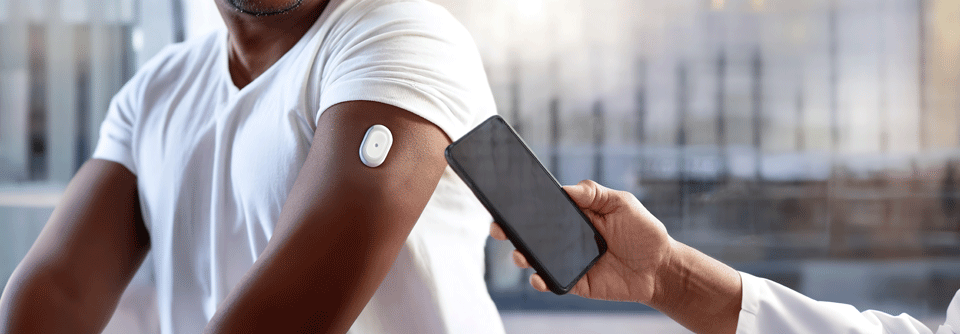 Einigen Gruppen von Menschen mit Diabetes – insbesondere geriatrische Menschen und Menschen mit Behinderungen und Einschränkungen – bleibt der Zugang zu Diabetestechnologie wie CGM-Systemen oft verwehrt. 