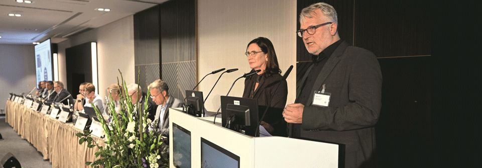 Werden die Einzelpraxen HÄPPI? Prof. Nicola Buhlinger-Göpfarth und Dr. Markus Beier bei ihrem Bericht zur Lage.