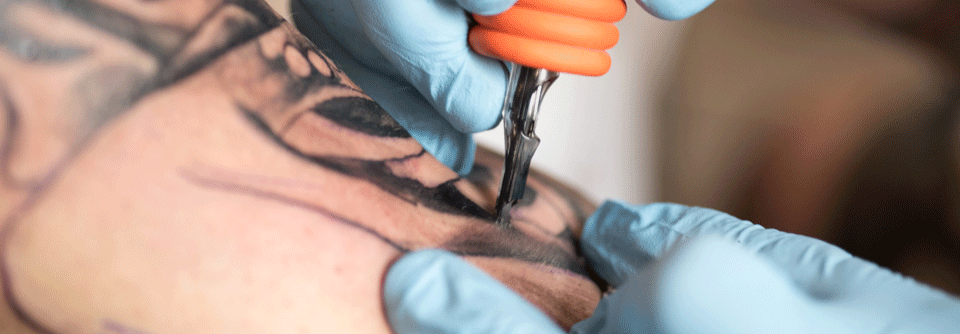 Weniger Melanome bei mehrfach Tätowierten Mehrfach tätowierte Personen entwickeln überraschend seltener Melanome als Menschen ohne Tattoos.
