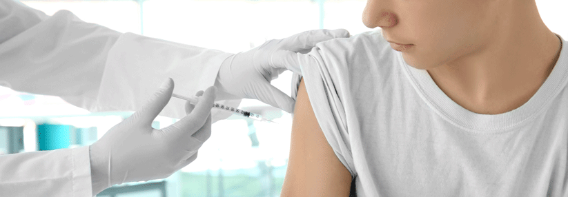 Einige Krankenkassen übernehmen bereits die Kosten für die HPV-Impfung bei Jungen.