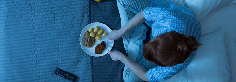Schnell was essen und dann gleich ins Bett? Keine gute Idee, wenn man krebsfrei bleiben will.