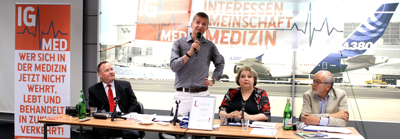 Auf dem Podium: Dr. Rolf Mahlke, Zahnarzt, Dr. Steffen Grüner, Allgemeinmediziner, 
Dr. Ilka M. Enger, Internistin, Dr. Karl-Hermann Karstens, Zahnarzt (von links).