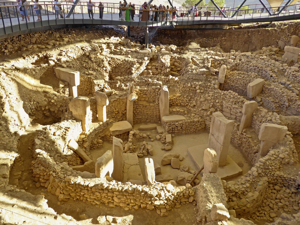 Abb. 1: Göbekli Tepe – einer der Steinkreise und Besucher:innen, die sie bestaunen.