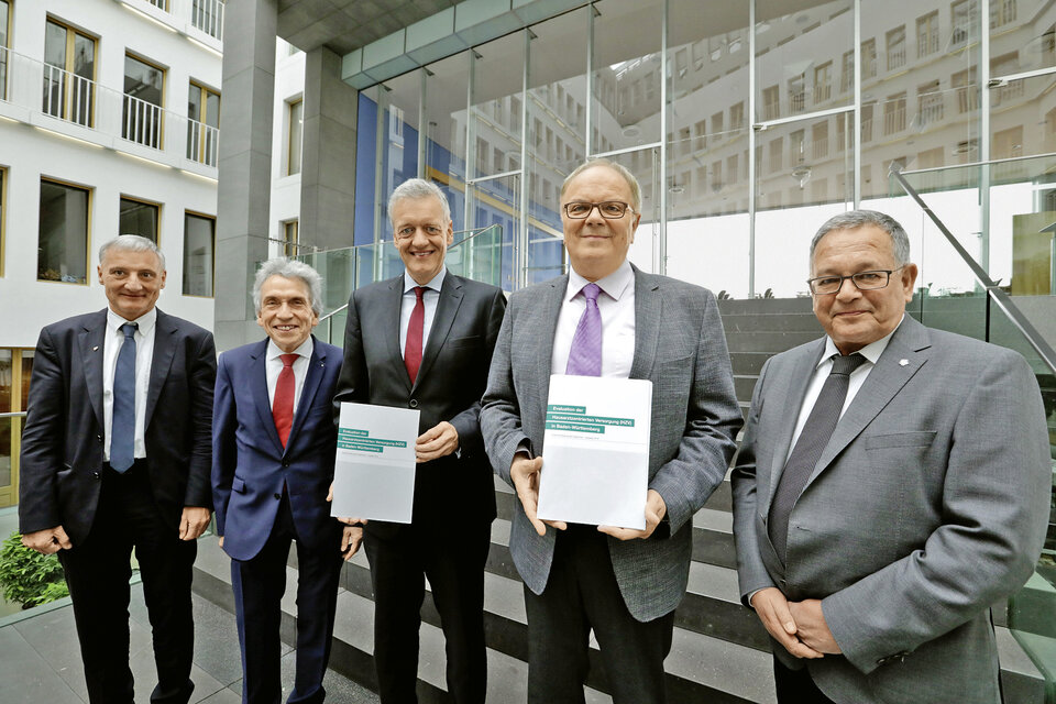 Alle Beteilgten zeigen sich zufrieden mit der Evaluation. Von links nach rechts: Dr. Norbert Smetak, Dr. Christopher Hermann, Prof. Dr. Ferdinand M. Gerlach, Prof. Dr. Joachim Szecsenyi und Dr. Berthold Dietsche.