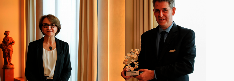 Botschafterin Anne-Marie Descôtes überreichte den Léopold Griffuel Award in der französischen Botschaft in Berlin an Professor Dr. Stefan Pfister.