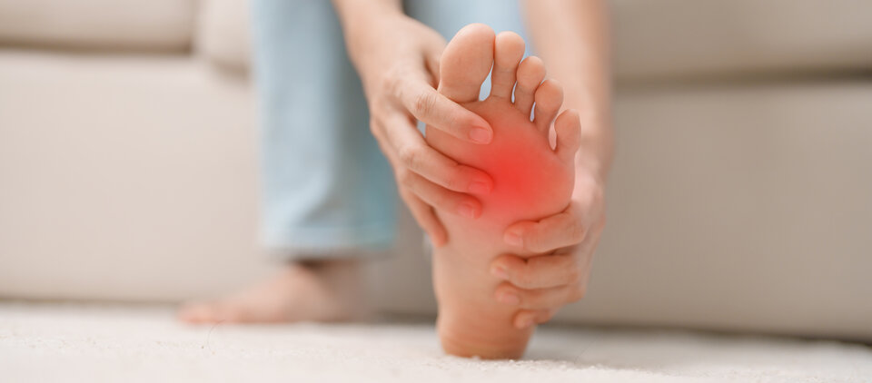Eine Polyneuropathie kann zu Parästhesien und neuropathischen Schmerzen insbesondere in den Füßen führen.
