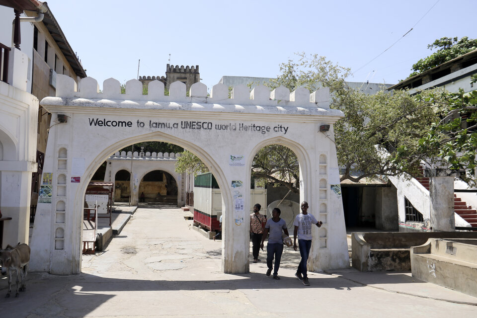 Abb. 2: Das Eingangstor zur Stadt Amu bzw. zu Lamu Town: Die Altstadt zählt seit dem Jahr 2001 zum UNESCO-Weltkulturerbe.