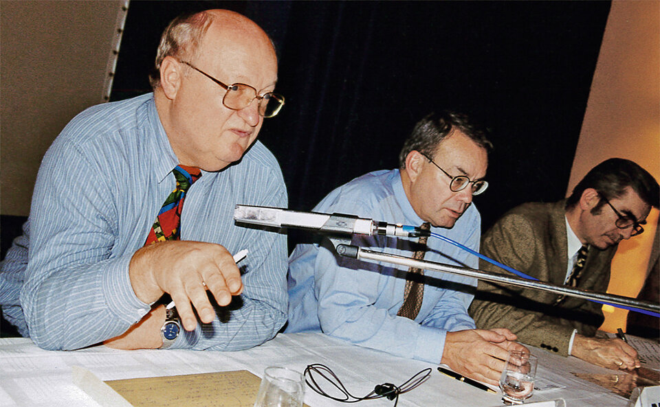 Ein Bild aus früheren Tagen (1999): Dr. med. Eckhard Brüggemann in der Mitte, links Prof. Klaus-Dieter Kossow, rechts Dr. med. Diethard Sturm