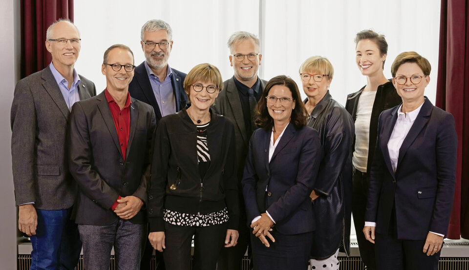 Der neue DHÄV-Vorstand (von l. n. r.): Jens Wagenknecht (Beisitzer), Dr. Ulf Zitterbart (2. Stv. Bundesvorsitzender), Armin Beck (Schatzmeister), Anke Richter-Scheer (3. Stv. Bundesvorsitzende), Dr. Markus Beier (Bundesvorsitzender), Prof. Dr. Nicola Buhlinger-Göpfarth (1. Stv. Bundesvorsitzende), Dipl.-Med. Ingrid Dänschel (Schriftführerin), Dr. Leonor Heinz (Beisitzerin),  Dr. Barbara Römer (Beisitzerin)