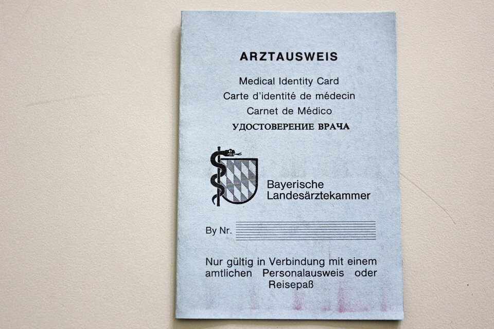 In Bayern wird noch der Arztausweis in Papierform ausgegeben. Seine Gültigkeitsdauer lässt sich verlängern.