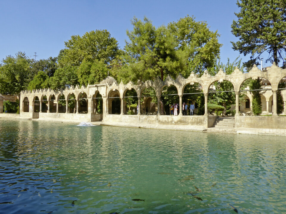 Abb. 5: Sanliurfa, das alte Edessa, mit einem Wasserlauf und der Geburtsstätte Abrahams.