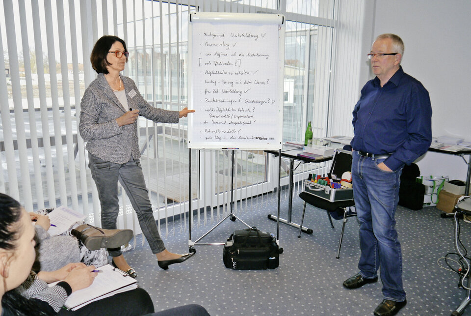 Erstmals auf der Agenda – und gleich ausgebucht: Marion Charlotte Renneberg (links), Fachärztin für Allgemeinmedizin und stellvertretende Präsidentin der Ärztekammer Niedersachsen, referierte mit Prof. Dr. Thomas Lichte, ebenfalls Facharzt für Allgemeinmedizin, vor 21 Seminarteilnehmern beim Seminar "Karriere Allgemeinmedizin" über den Einstieg in die Tätigkeit als Hausarzt.