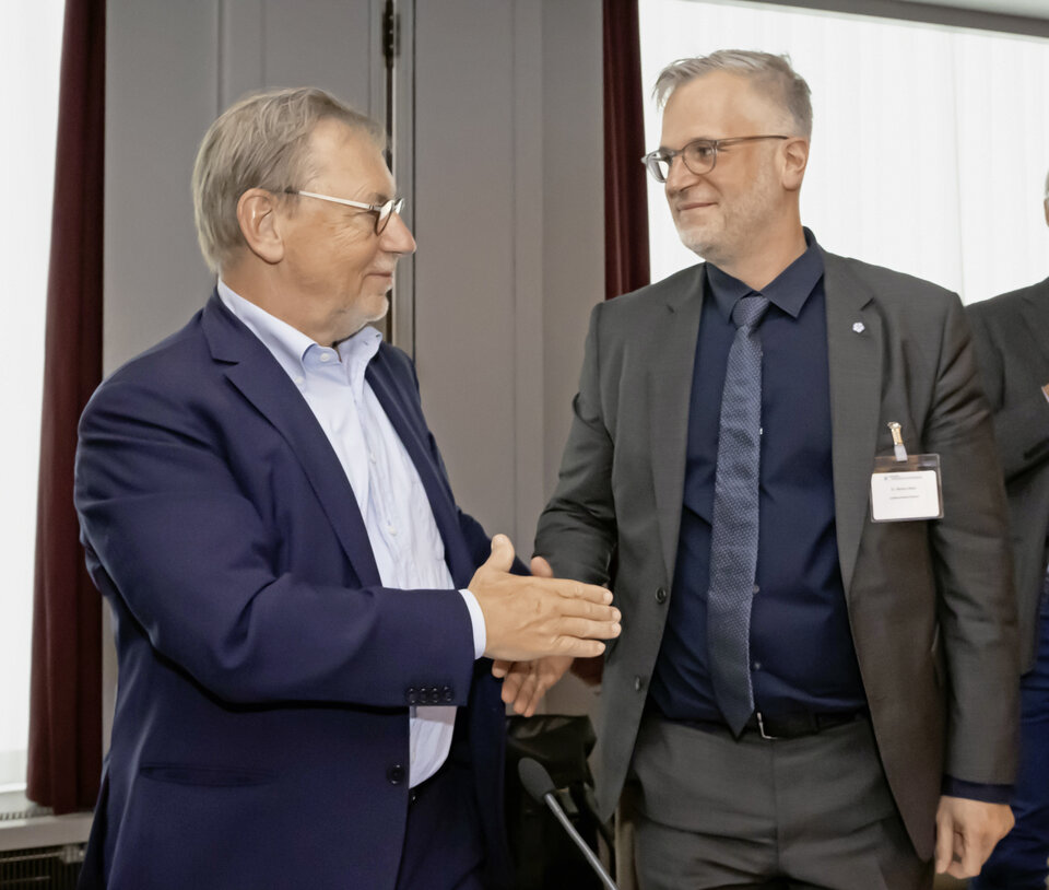 Freundliche Machtübernahme: Ulrich Weigeldt gratuliert seinem Nachfolger Dr. Markus Beier (re.) im Amt des Bundesvorsitzenden des DHÄV.