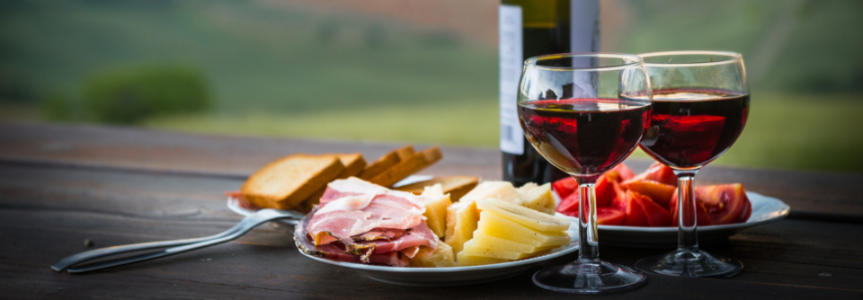 Rotwein, Käse, Wurst und Tomaten – das alles sollte in der Karenzphase vermieden werden.
