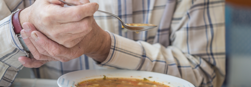 Tremor, Bradykinese und Rigor erschweren Parkinsonpatienten häufig das Essen.