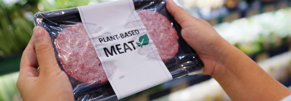 Auch wenn sich nur 1,6 % der bundesdeutschen Bevölkerung vegan ernähren, boomt das Geschäft mit veganen Ersatzprodukten.